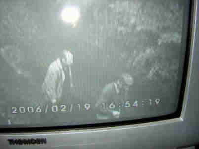 Bilder einer berwachungskamera mit eingeblendeter Zeit und Datumsangabe, 